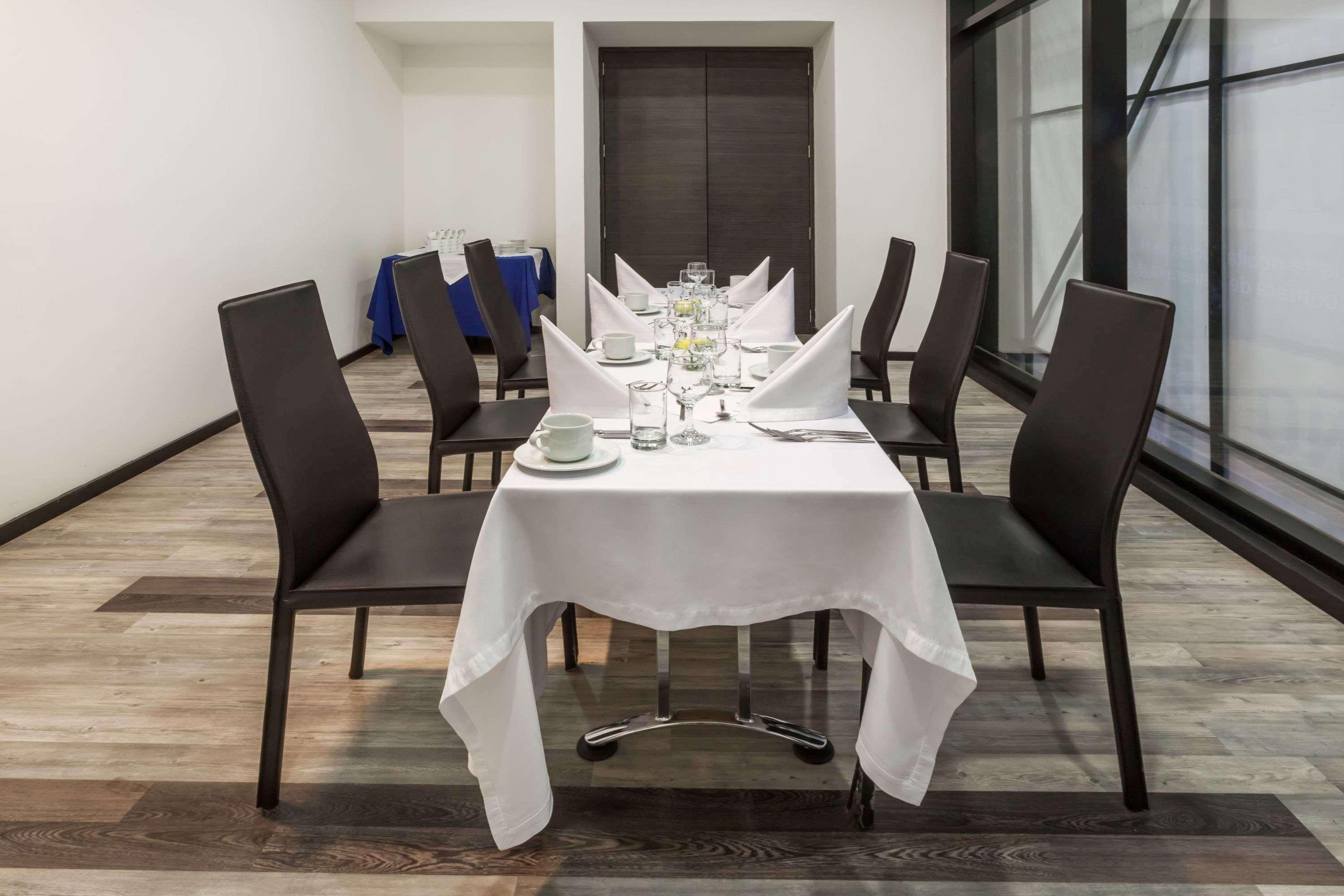 Wyndham Bogota Hotel Ngoại thất bức ảnh A table set for fine dining