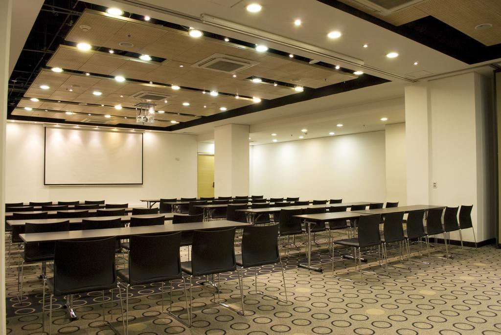 Wyndham Bogota Hotel Ngoại thất bức ảnh A typical meeting room
