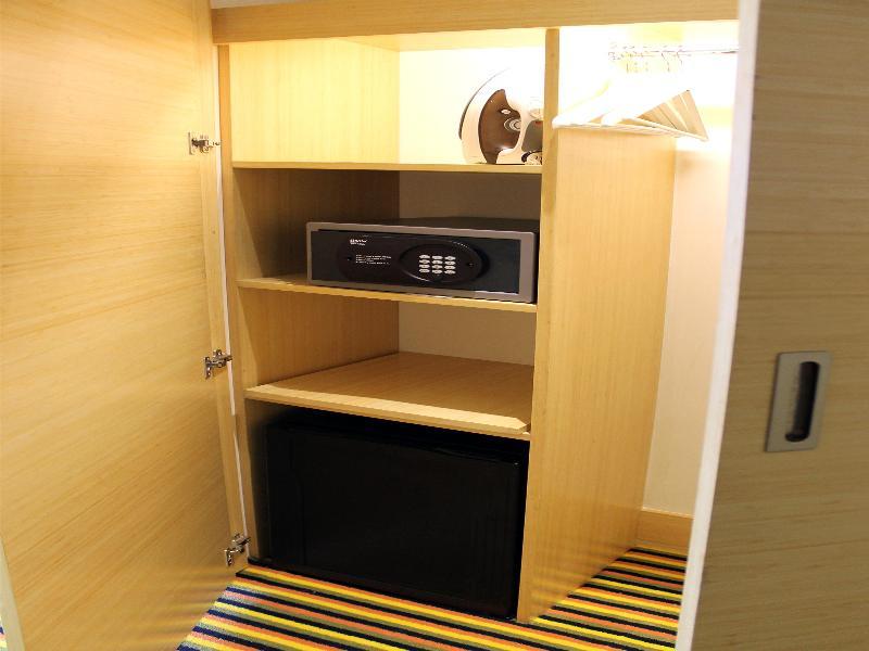 Wyndham Bogota Hotel Ngoại thất bức ảnh A safe in a hotel room
